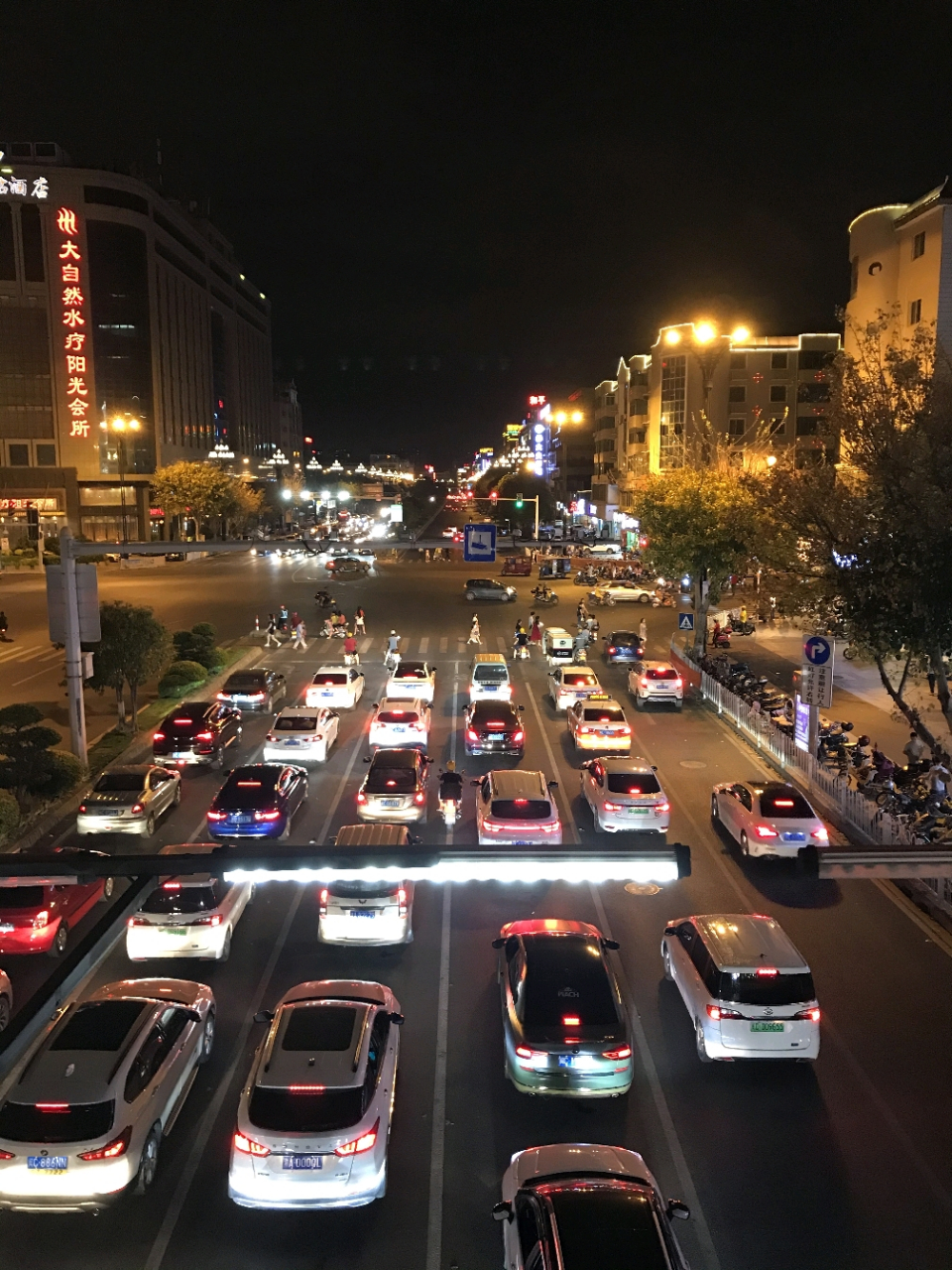 吃完晚饭,散了一下步,走过天桥,吹着夏风,看着桥下车来车往.