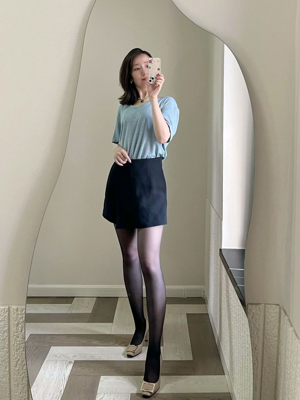 它们通常被用作时尚搭配的一部分,可以与各种服装搭配穿着.