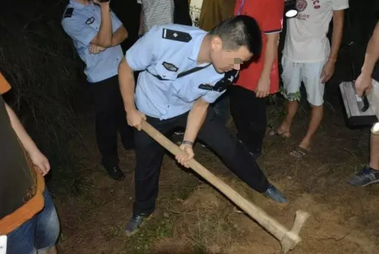 案件:云南鸵鸟肉事件:17个男生失踪,警方在一老汉家中挖出证据