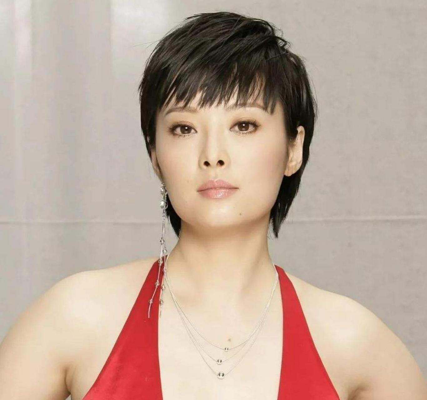袁立,论颜值和演技,原本是女神,却输于情商.