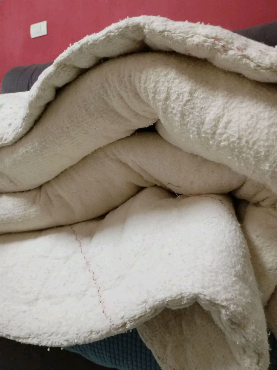 前几天晒棉絮,看棉絮上有一处太脏了,我直接端来一盆水把那一块水洗了