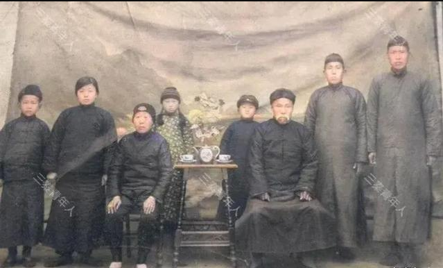 老照片:解放前地主的家庭照,清末的风尘女子裹着小脚