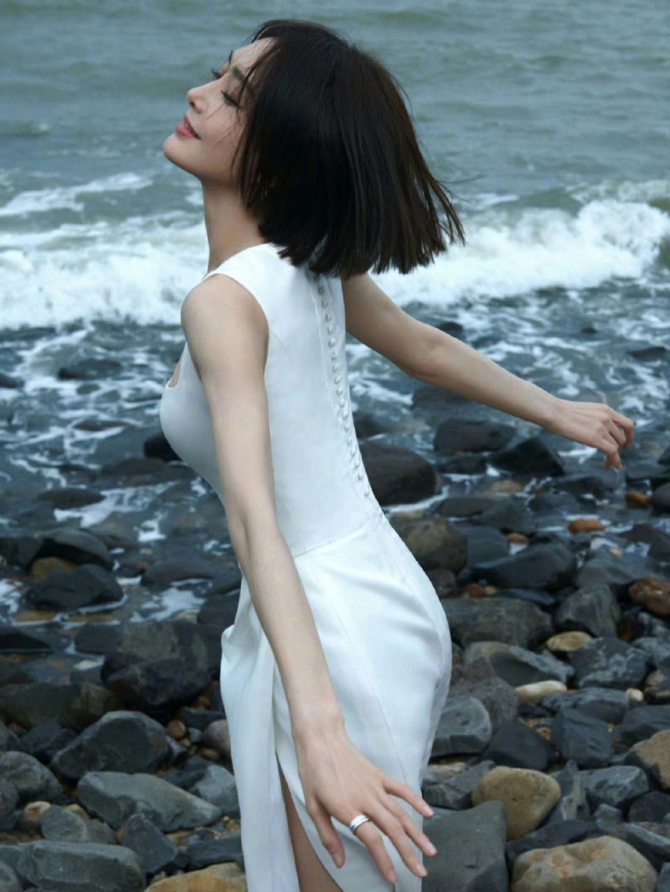 秦岚海边拍摄美照,美丽又性感!#养眼美女