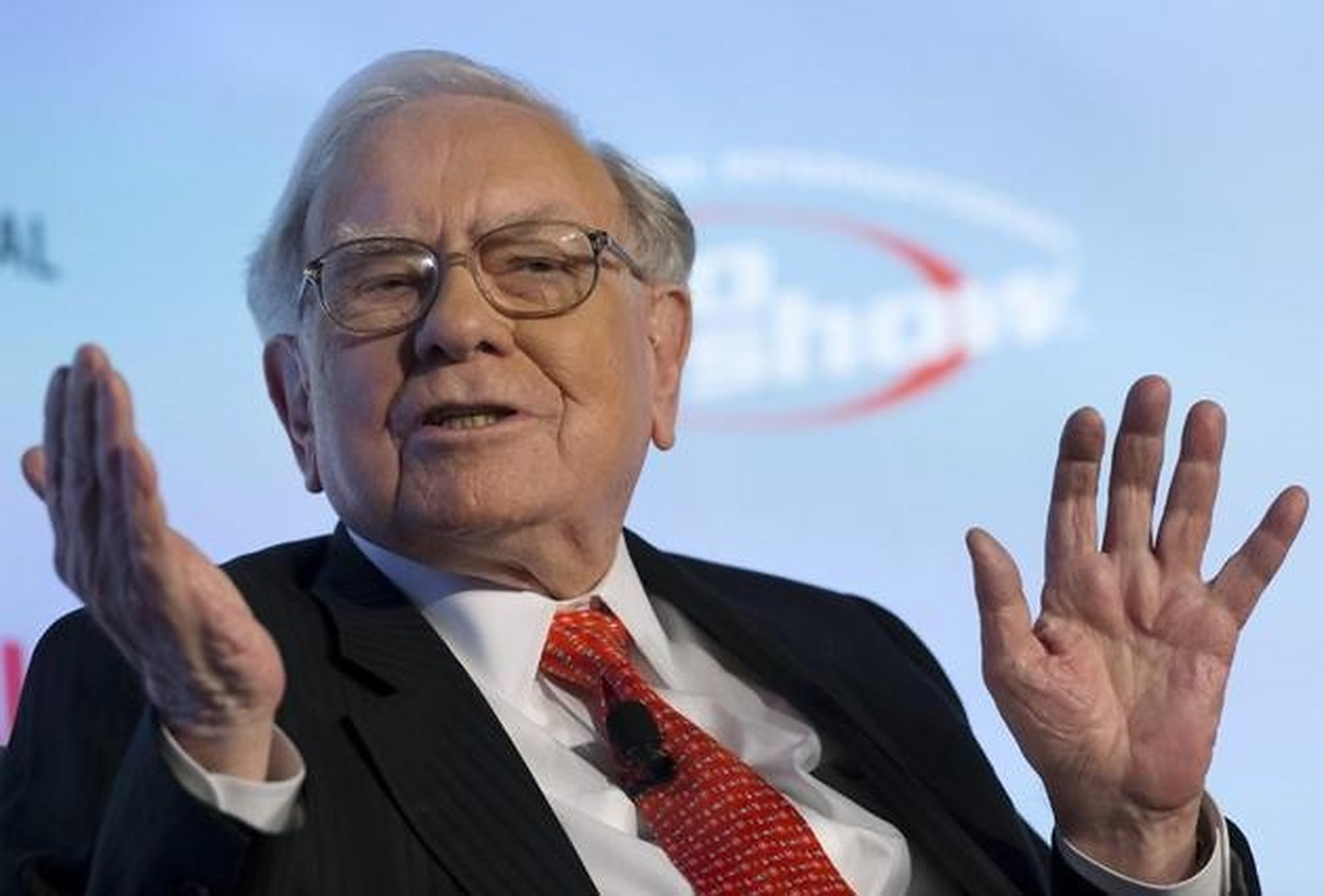 "股神"巴菲特表示,他并不担心惠誉降低美国政府的信用评级,他的公司