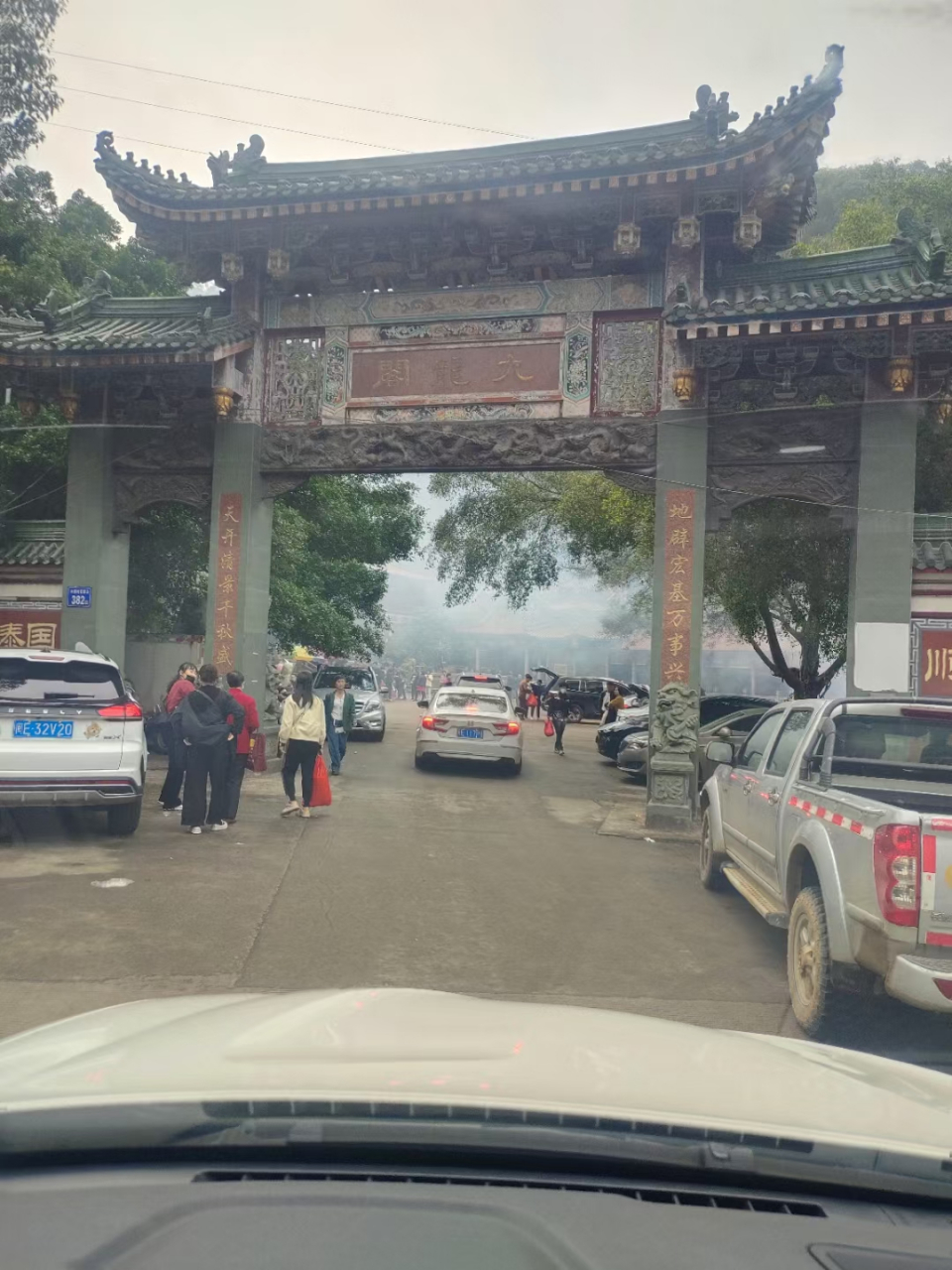 漳州市九龙岭的半山腰上有座土地公庙,土地庙大门的一副楹联堪称绝对