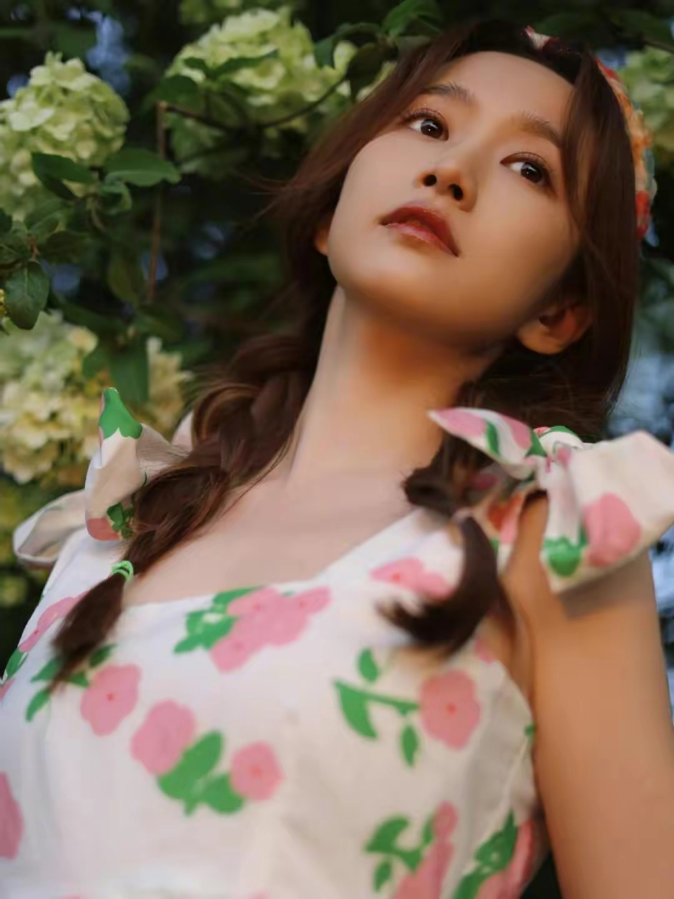 网友:陈美含双扎麻花辫搭配碎花连衣裙,笑容甜美可爱