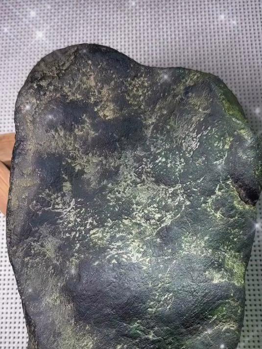 石面幽光隐现,轻抚凹凸,似掩玉质的温润柔腻