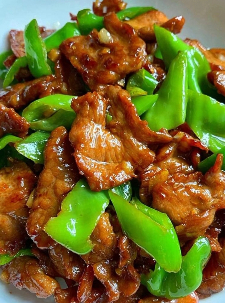我的美食分享#  青椒肉片  食材:瘦肉,青椒,蒜末,姜末.