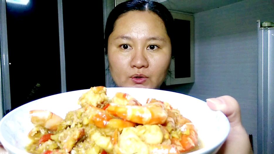 58元一盒八只的黑虎虾,色泽鲜红,足足的海鲜味!