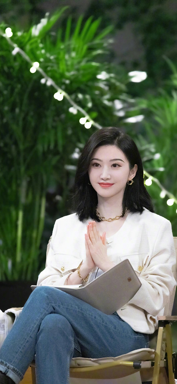 中分过肩黑发,穿灰白拼色卫衣,春暖花开,背朝无敌海景,姐姐美美的自拍