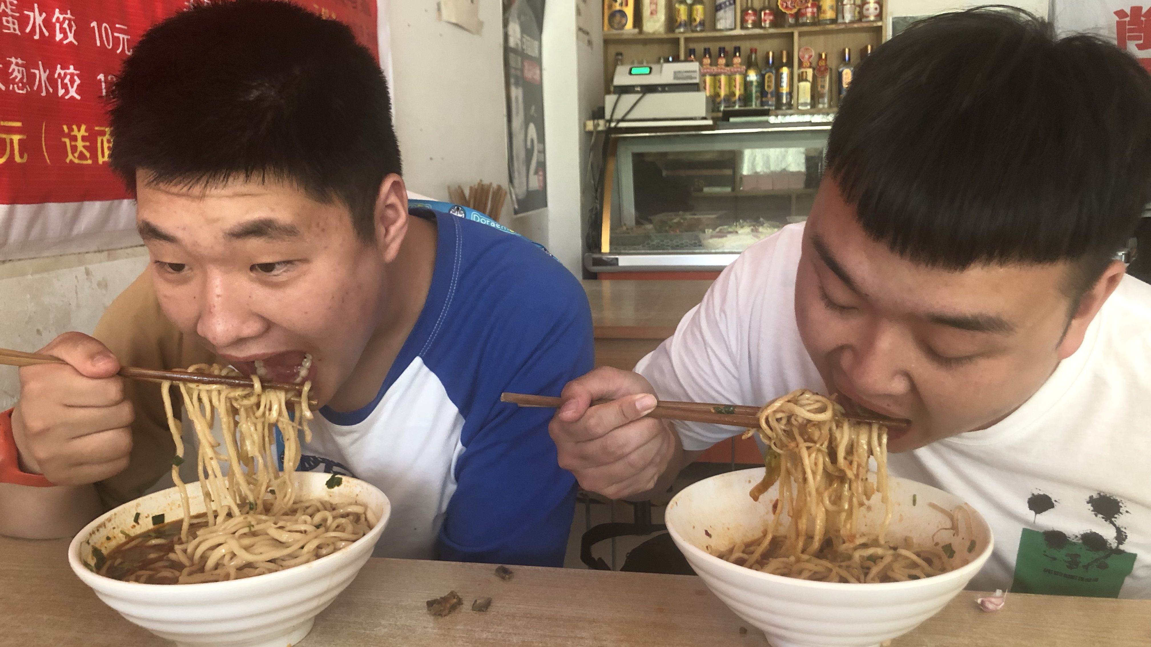 大热天,兄弟两个出来吃藤椒面,比赛看谁吃得快,太香了,看饿了