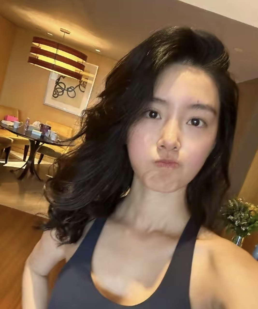 网友:杨采钰分享素颜健身随拍,身穿灰色运动内衣,身材比例优越