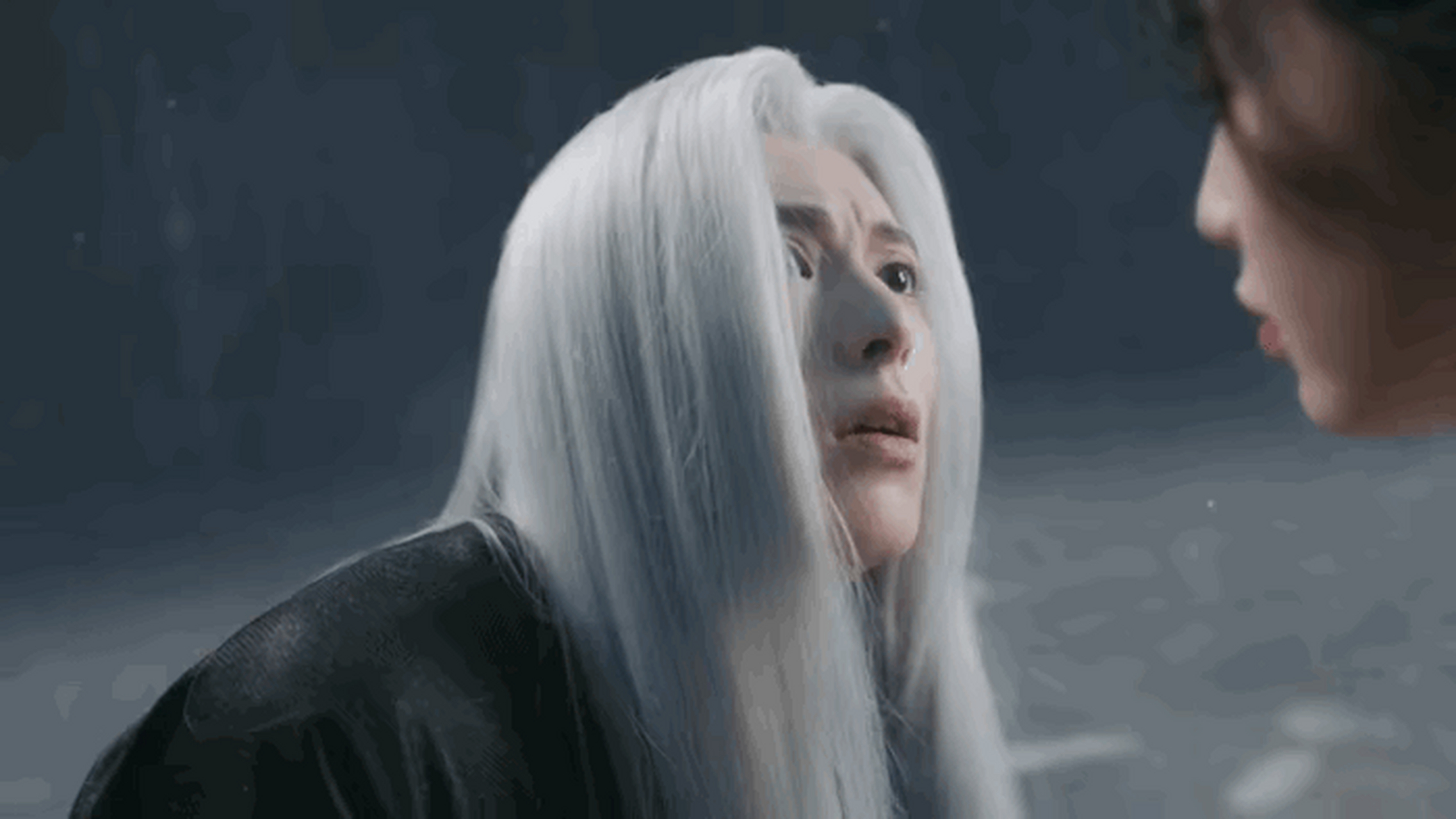 王鹤棣这次在《苍兰诀》里的白发造型,虽然焗了油,做了离子烫,头发比