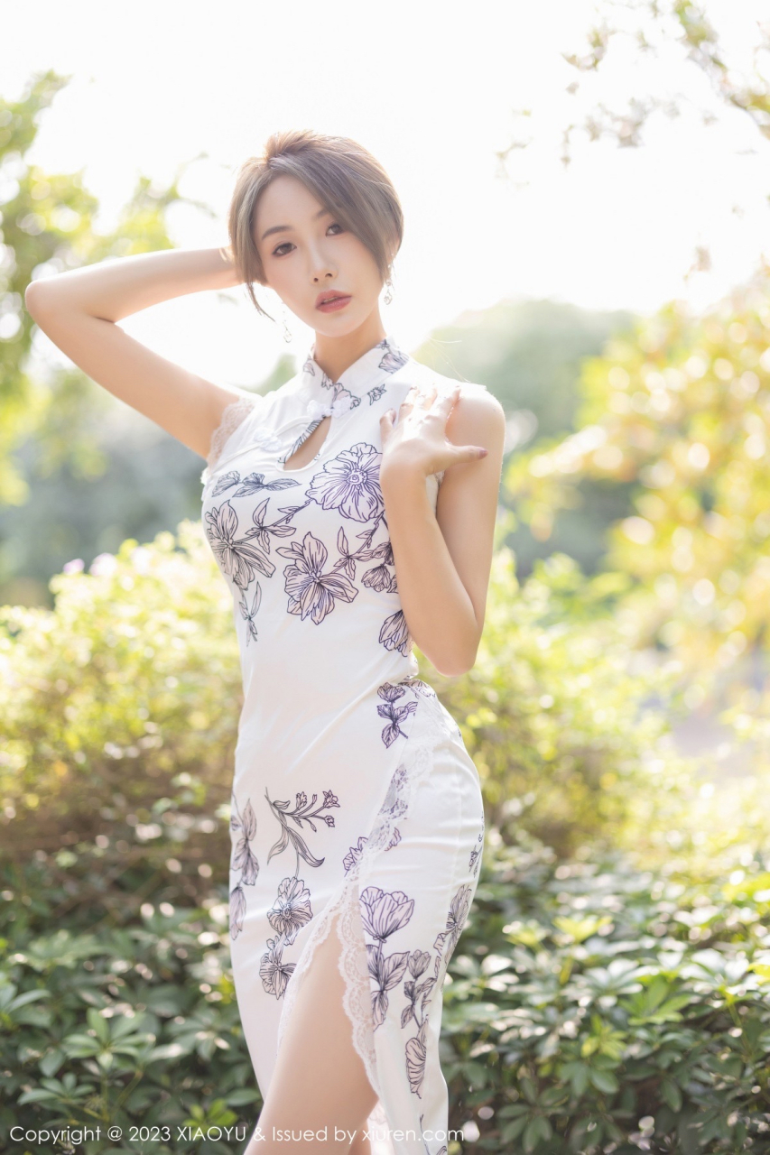 白色印花旗袍 丝袜 高跟鞋