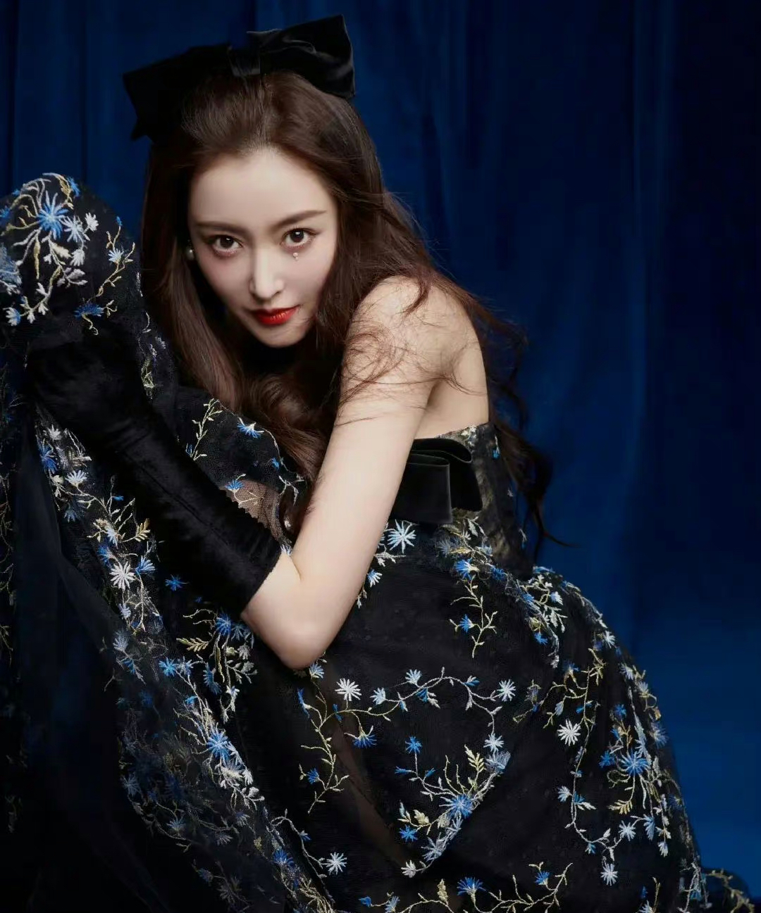 张天爱蝴蝶结抹胸暗色薄纱裙,轻盈唯美魅力十足!