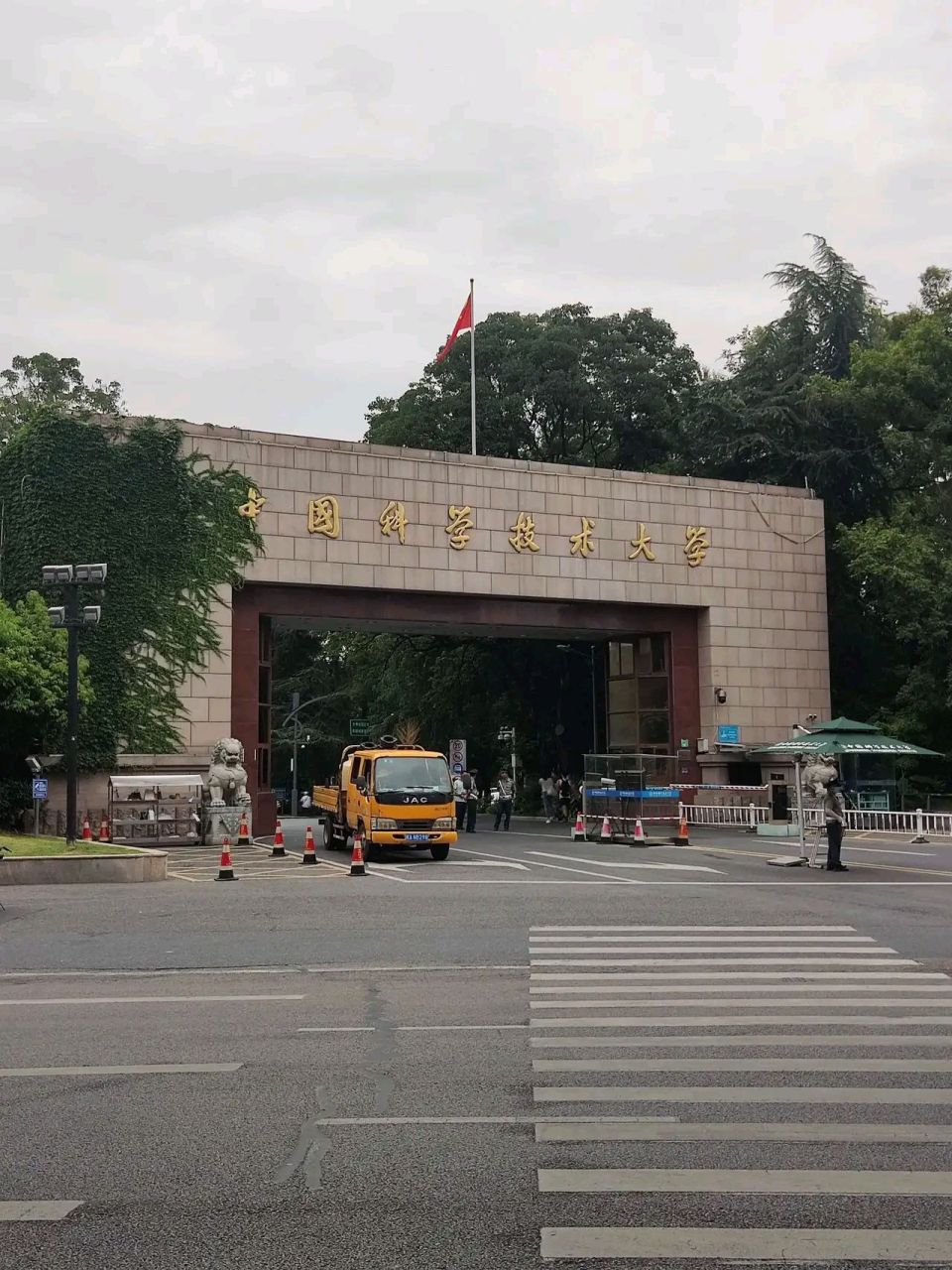 越是厉害的大学,门头就越低调.