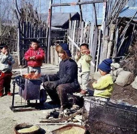 老照片:八十年代艰苦而淳朴的农村生活旧影,难忘且美好的回忆