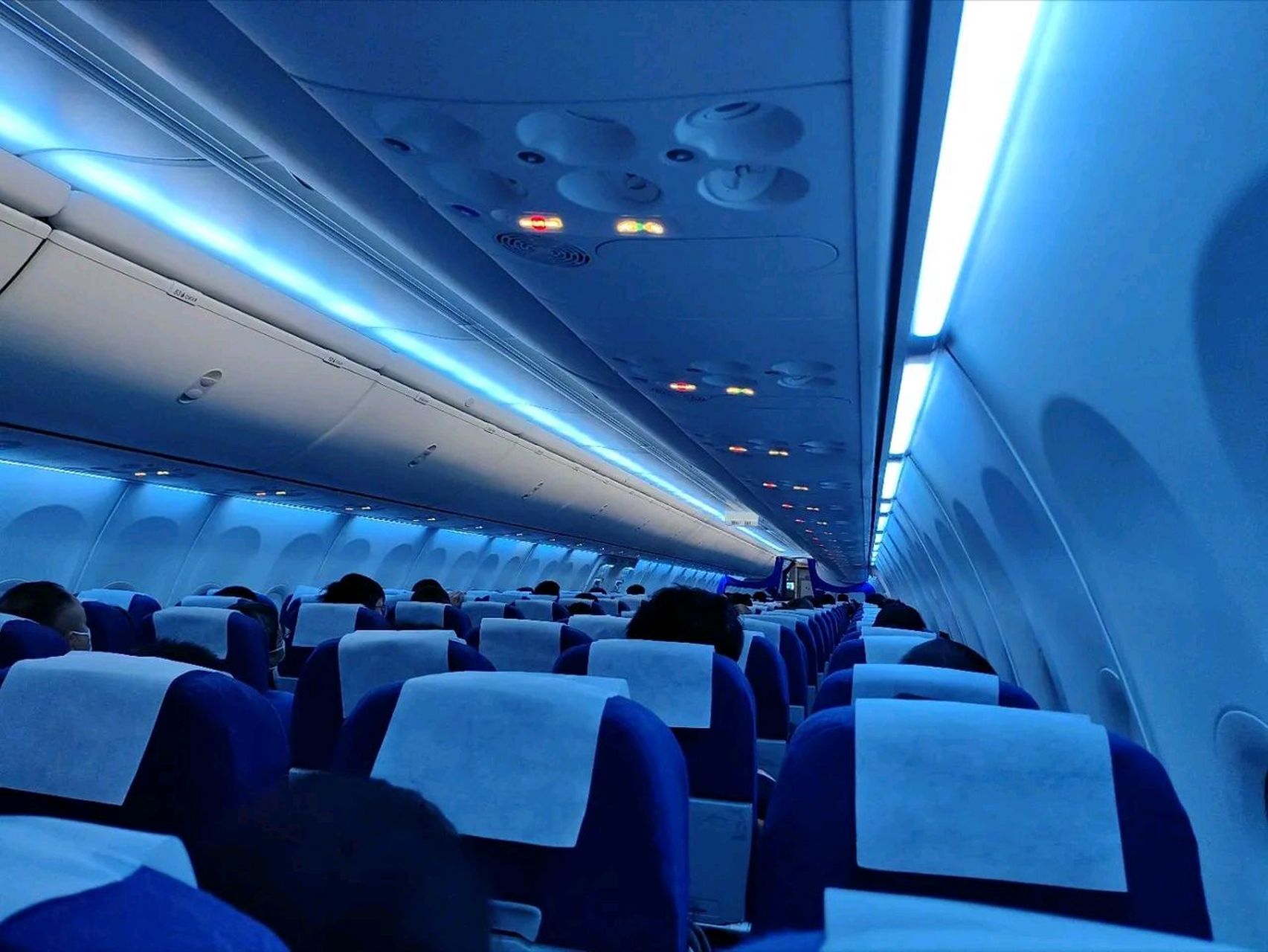 在浙江义乌机场起飞,飞机上要求关上所有遮光板.我刚觉纳闷,一下子反