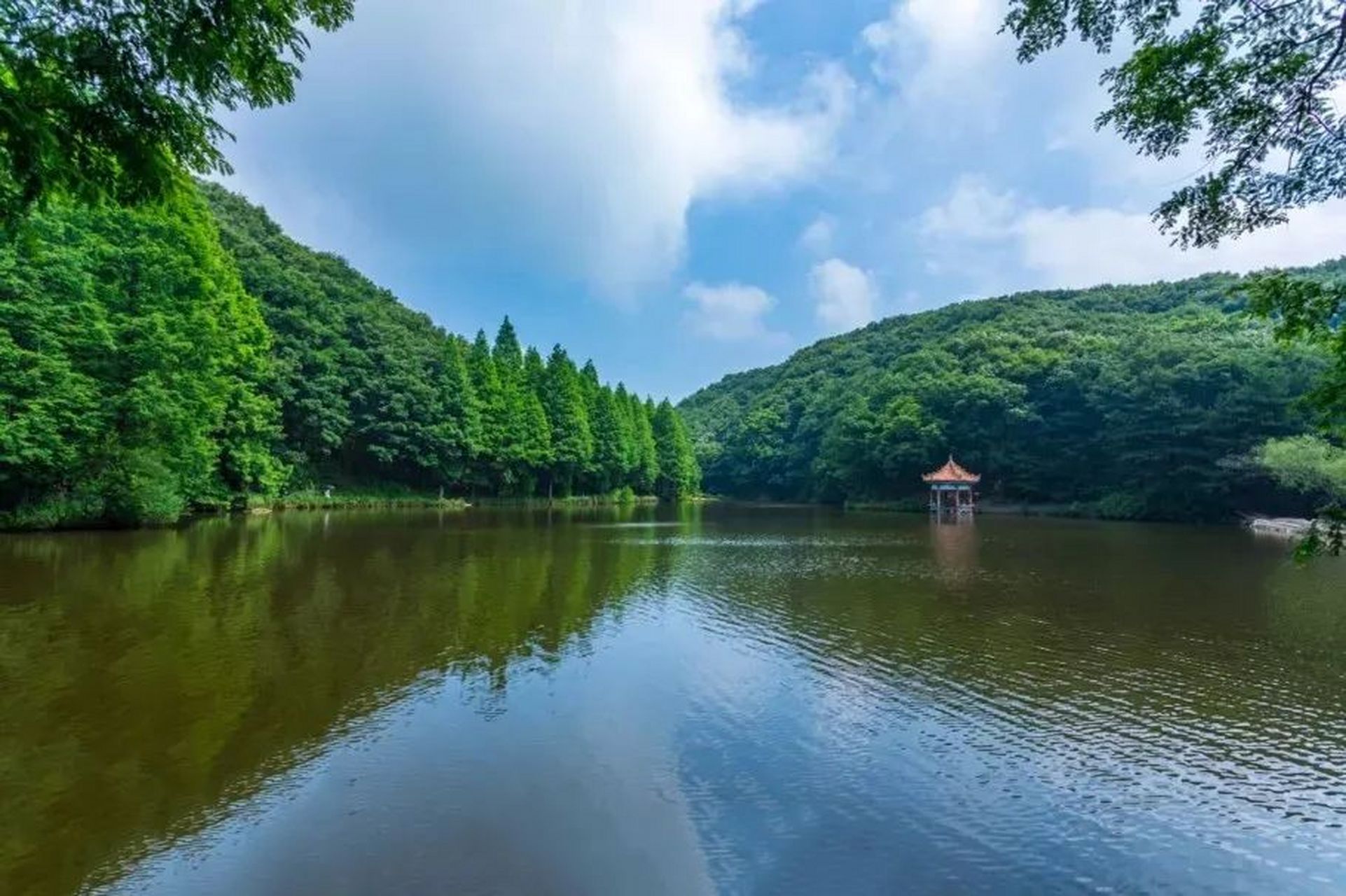 位于洛阳嵩县的天池山是个名气不大,景色很美的地方,因峰顶有上,中,下