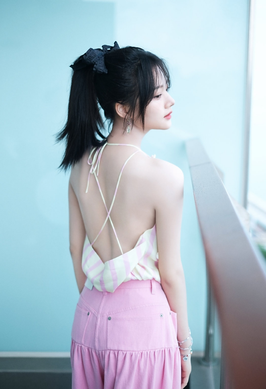 高贵冷艳的气质美女#任敏# 甜美清纯的容颜,白皙细嫩的肌肤,纤瘦苗条