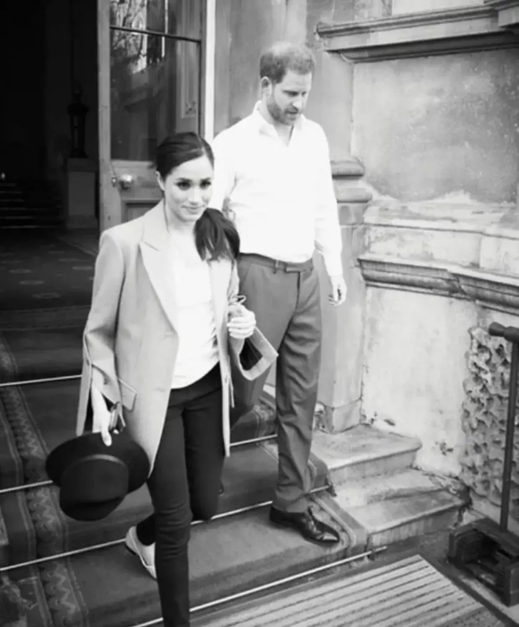 哈里在接受安德森·库珀的采访中表示,"他和梅根从未想过重回王室