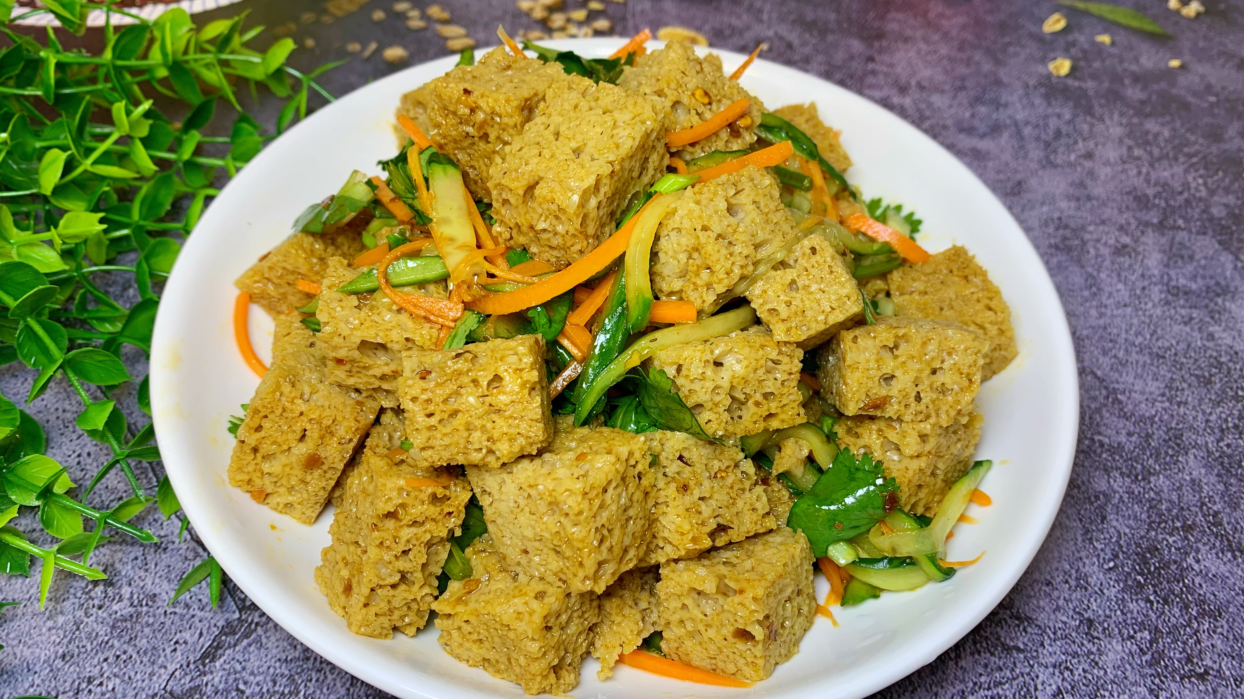 没想到面筋这样简单拌一拌,成了最好吃的下酒菜,酸辣爽口又开胃