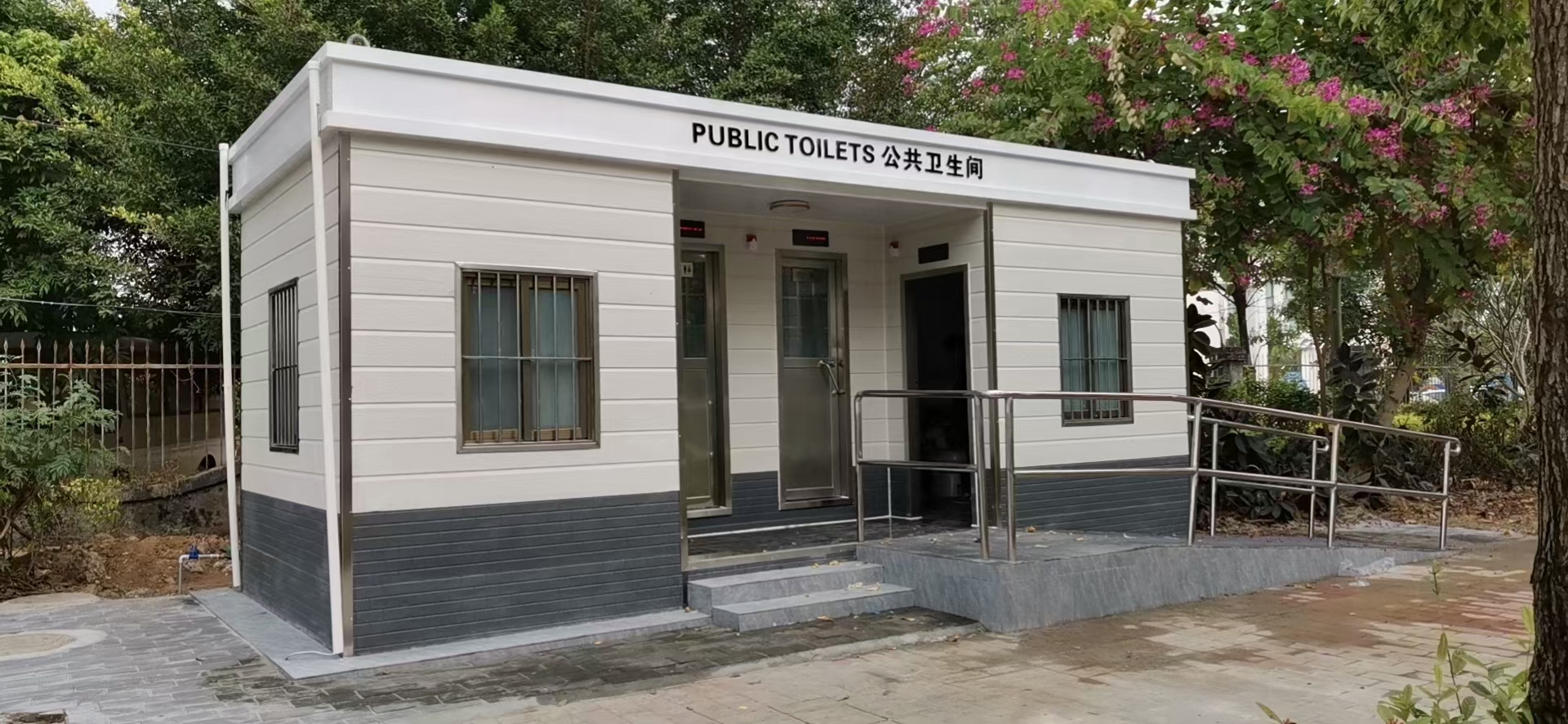 高端智慧型水冲直排金属雕花板厕所