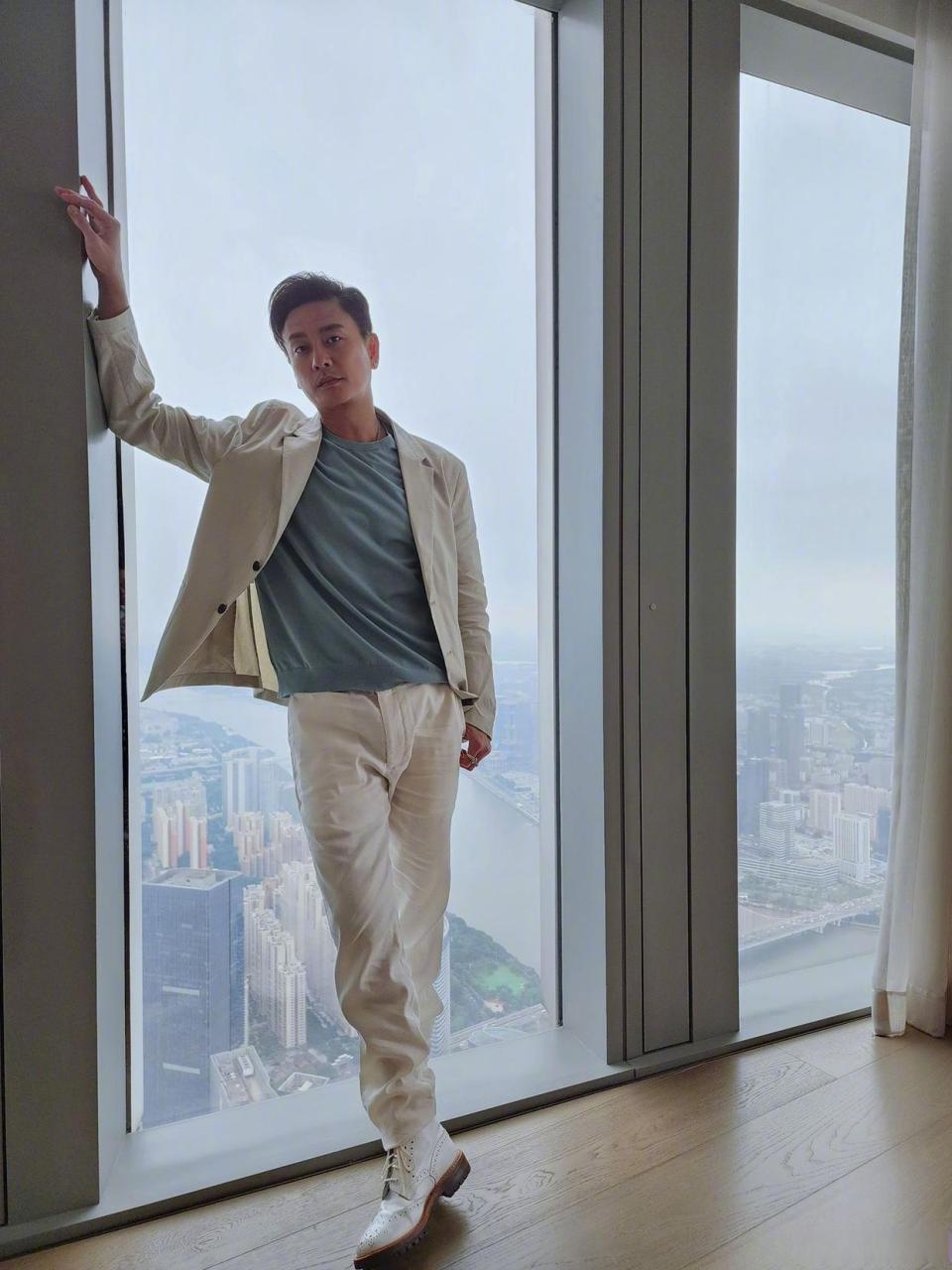 黄宗泽# #痞帅# 站在105楼当然要拍个照啦!