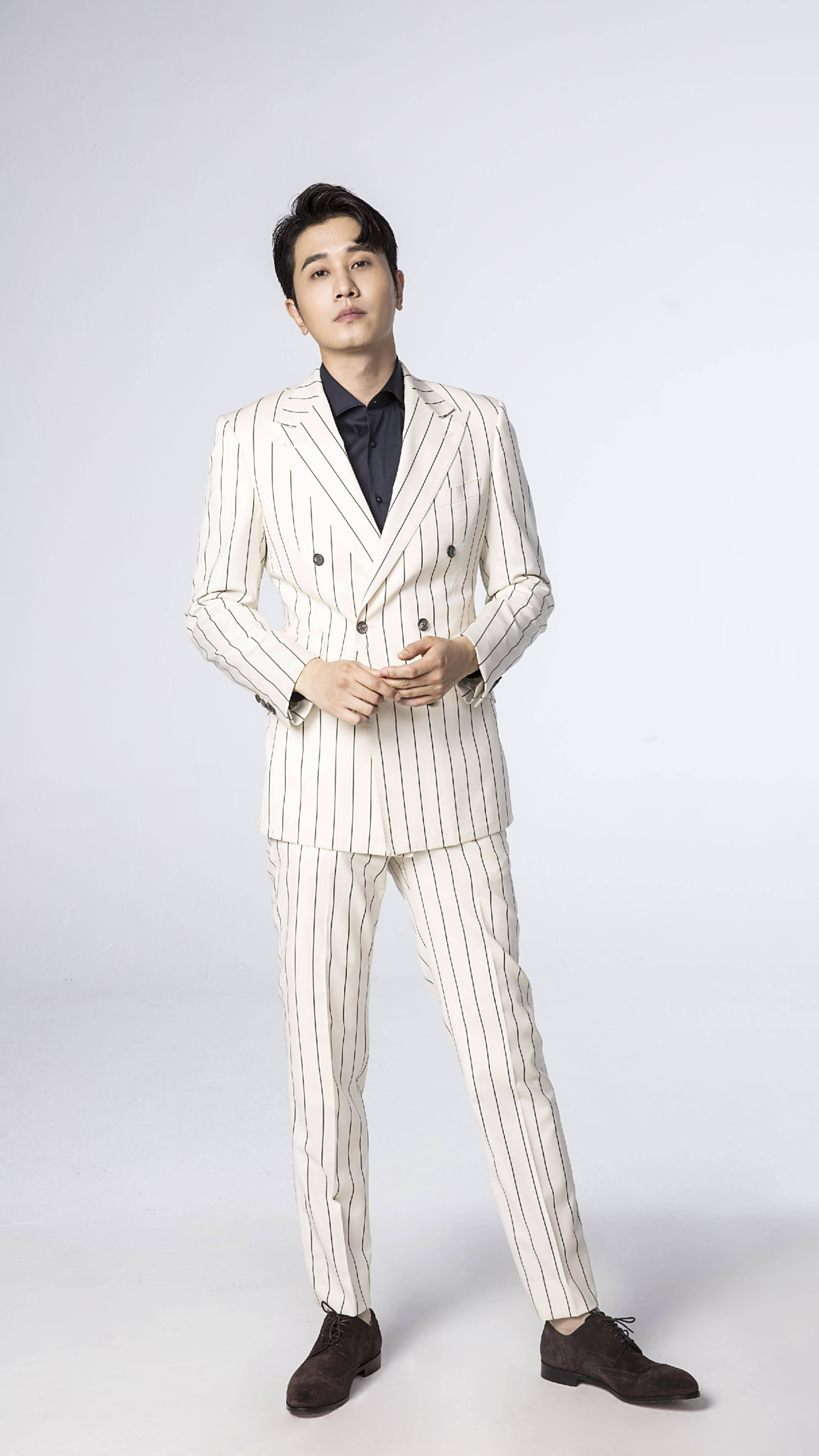 演员彭冠英,在影视剧中多次饰演霸道总裁,来看穿西装的帅哥