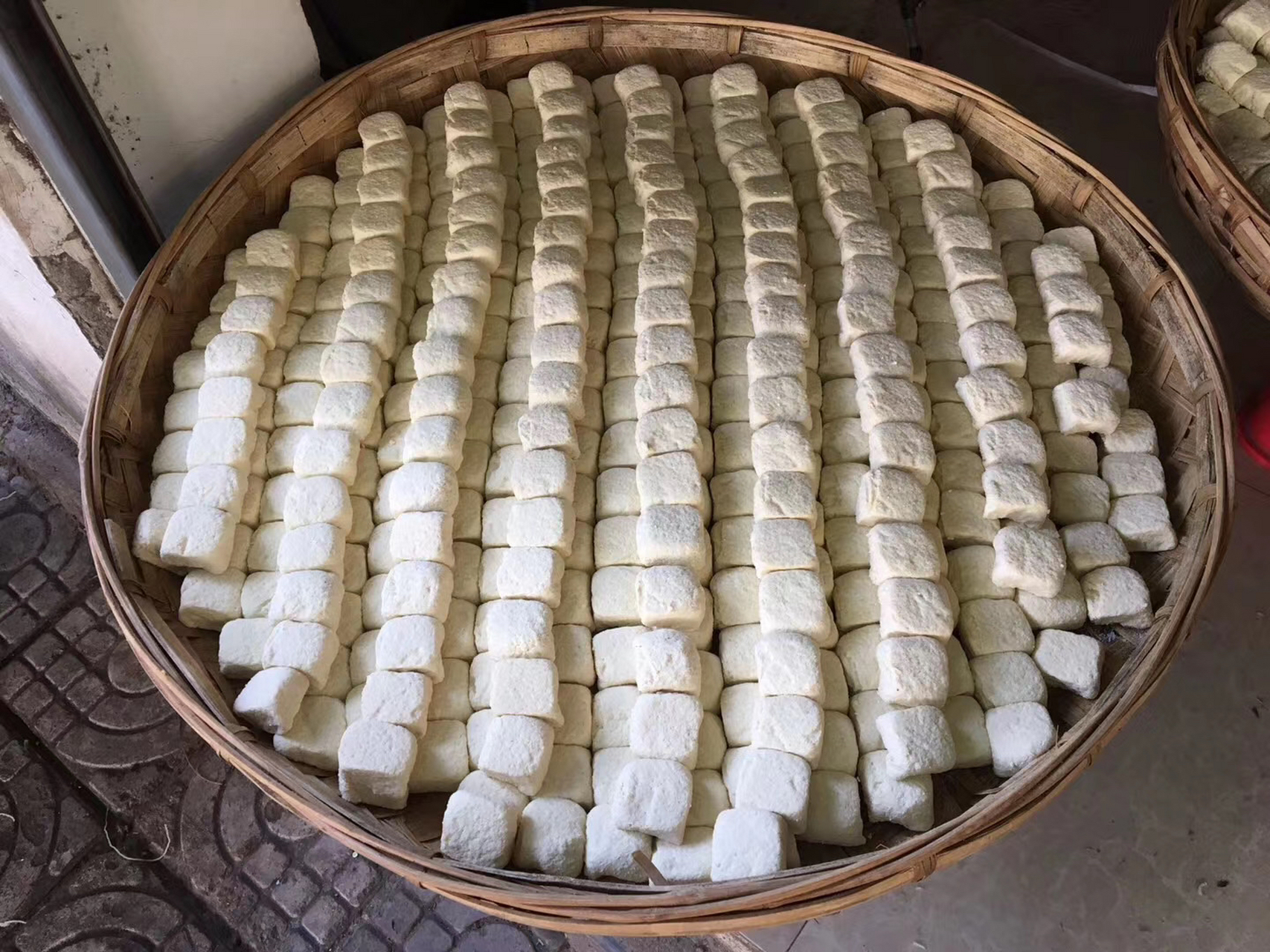 【舌尖上的美食,云南建水烧豆腐】 云南红河哈尼族彝族自治州建水县是