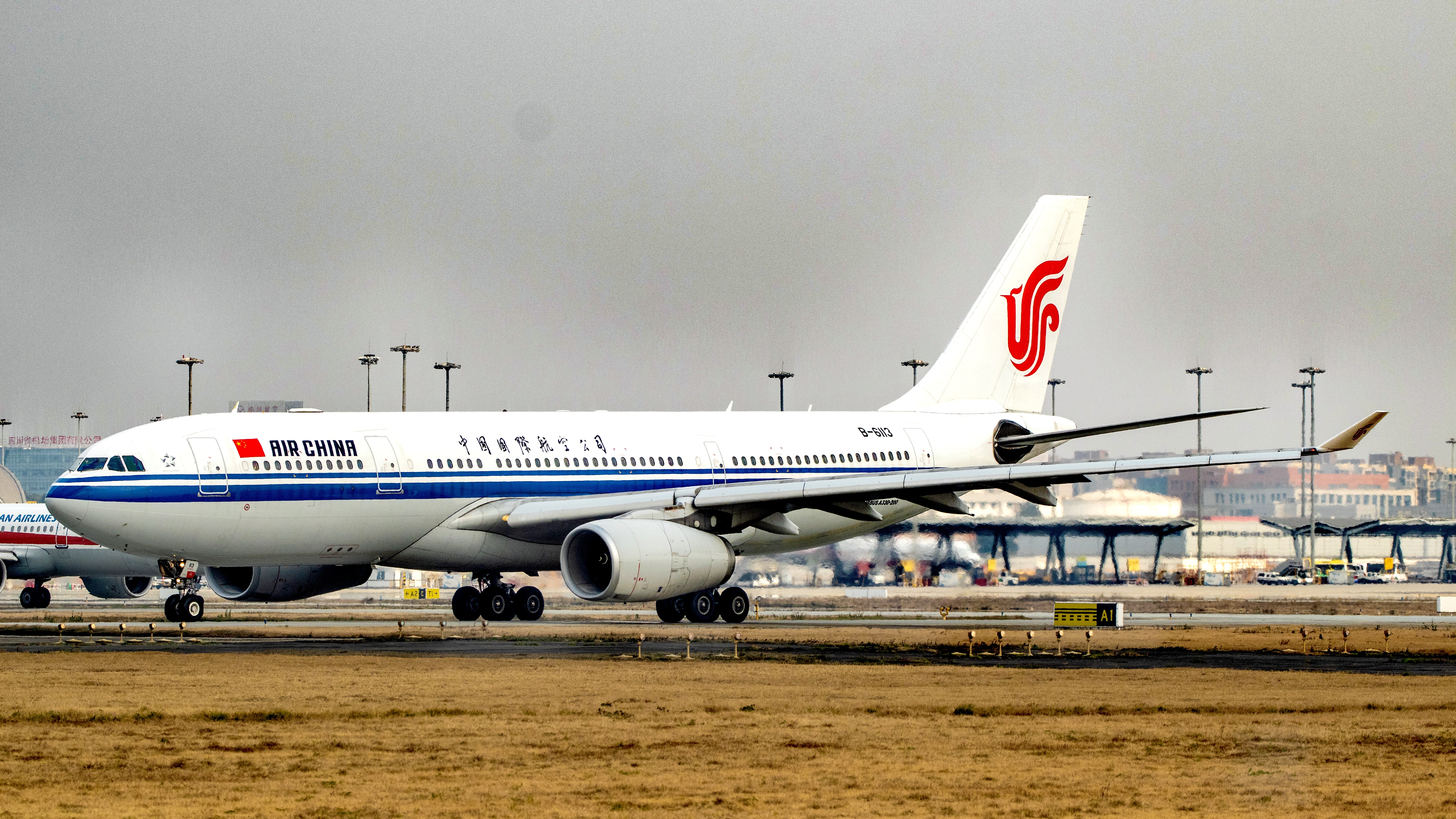 眼前的国航载旗空客a332