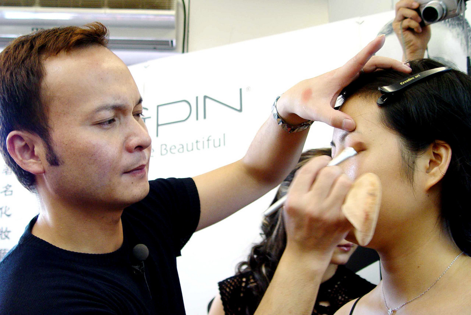 刘晓庆和毛戈平再聚首,两人的容貌都发生了翻天覆地的变化.