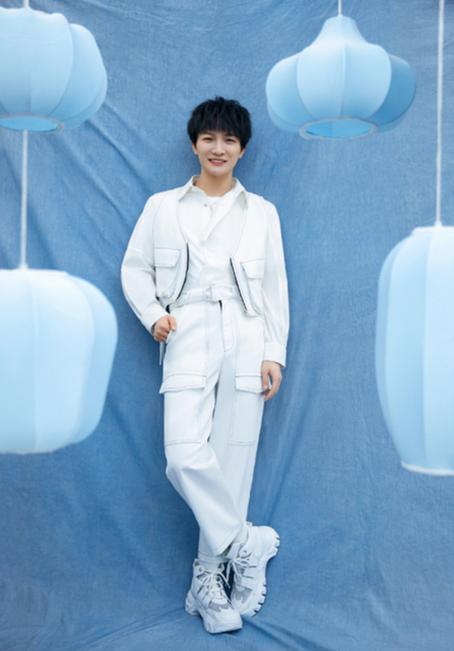 周深是大家所喜爱的歌手,人们把它开嗓唱歌称为开口脆,真的很好听,很