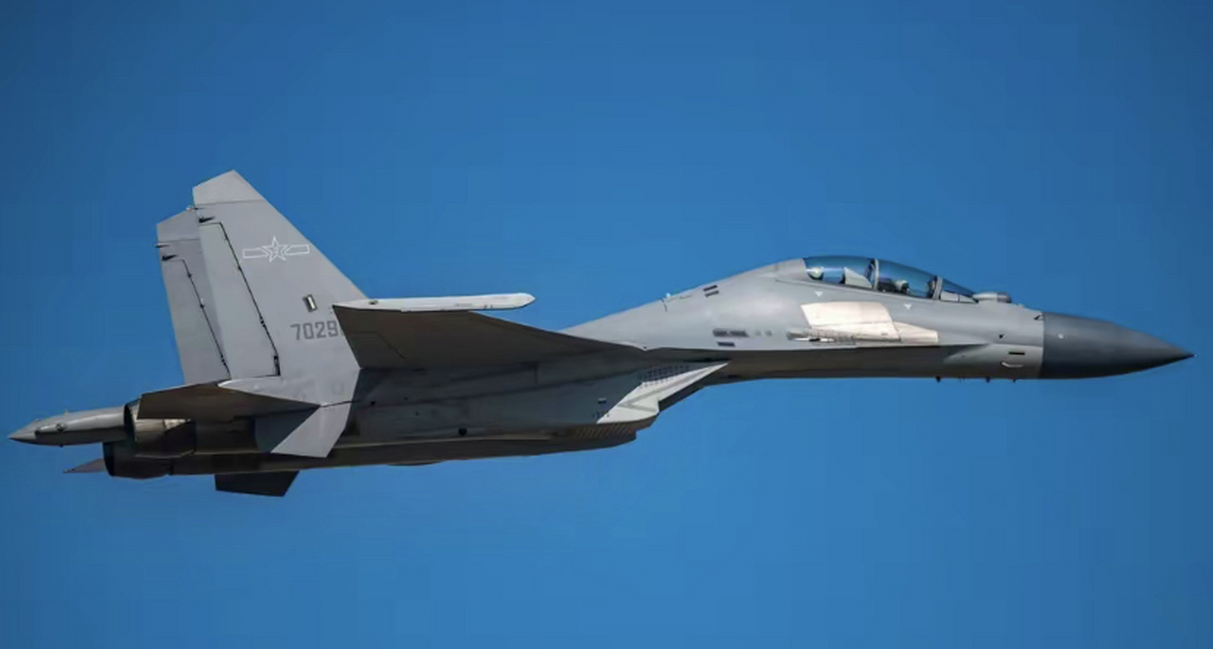 干得漂亮,歼-16战机在南海上空拦截前来挑衅的美军侦察机!