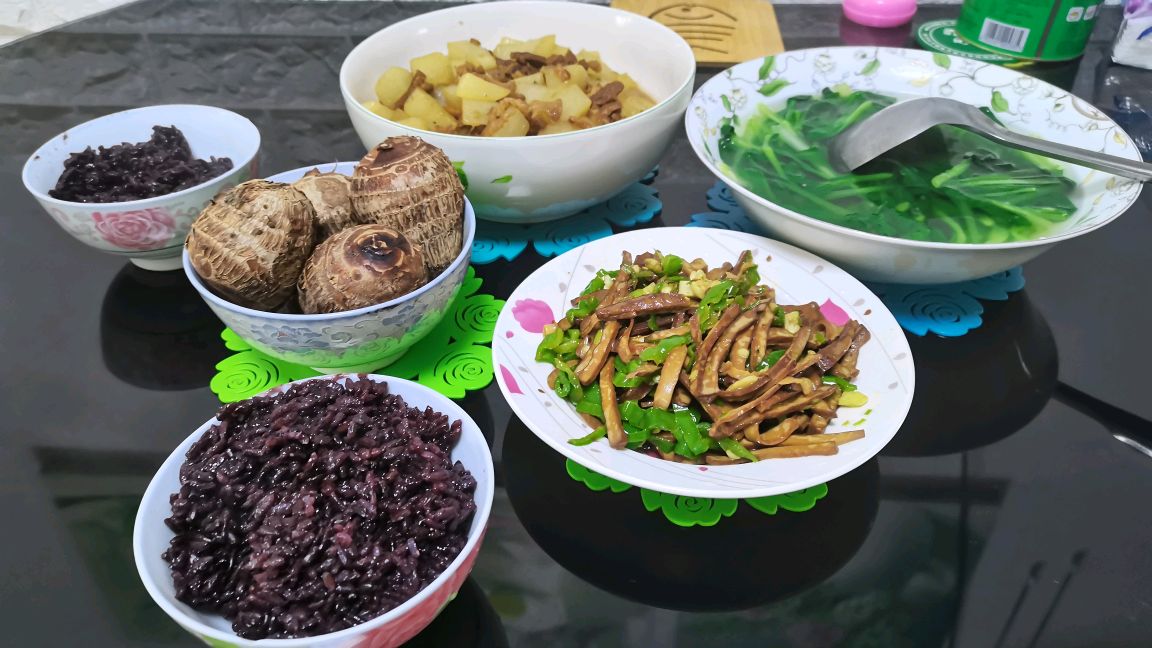 儿媳买的肉太肥了,婆媳都不吃,只能炼油,两个人的饭菜简简单单