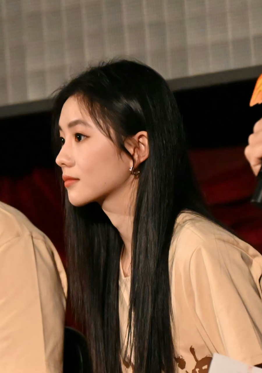 刘浩存的外表确实得高分,骨量虽然偏小但下颌线很清晰,上镜是必然的!