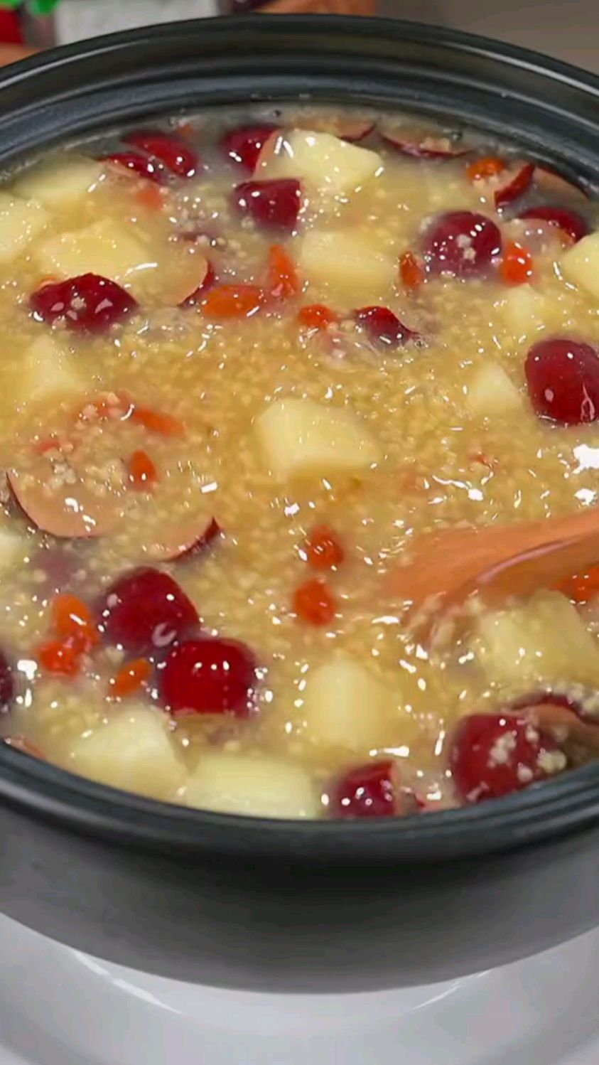 美容养颜小米苹果粥女孩子多吃点小脸红扑扑