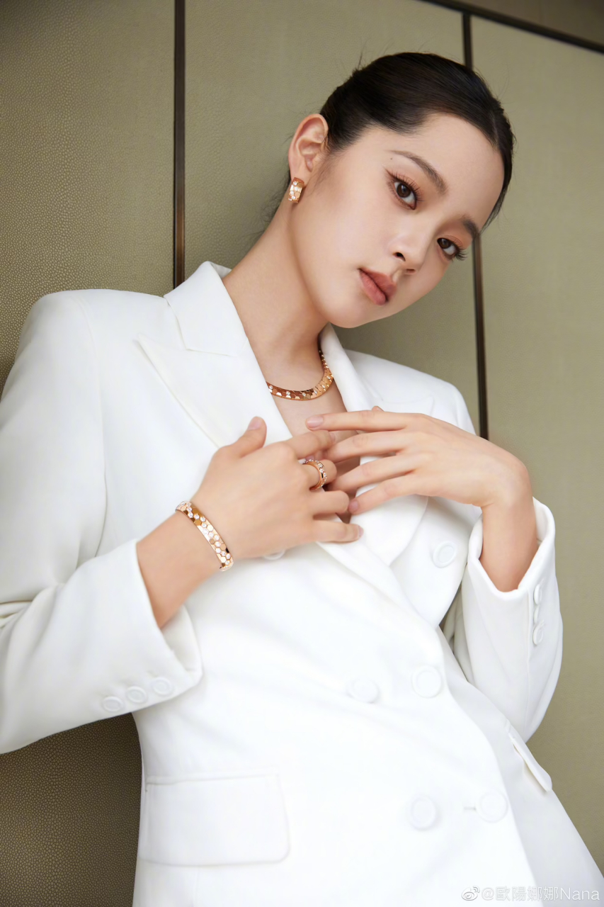 我还是第一次见到这样欧阳娜娜,头发全部扎起来搭配一套白色西装,吸晴