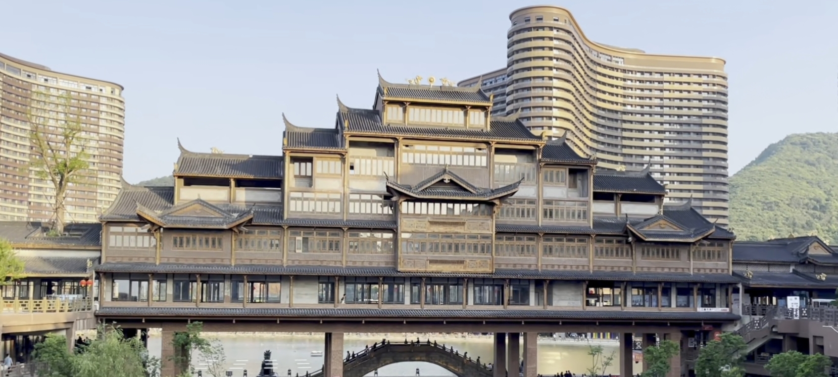 浙江湖州市有座人工旅游景区,古式建筑与现代建筑融合的景区