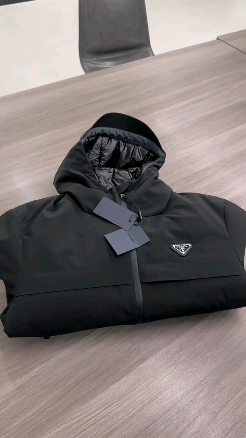 普拉达冬款羽绒外套,这质量杠杠的 看就知道了!
