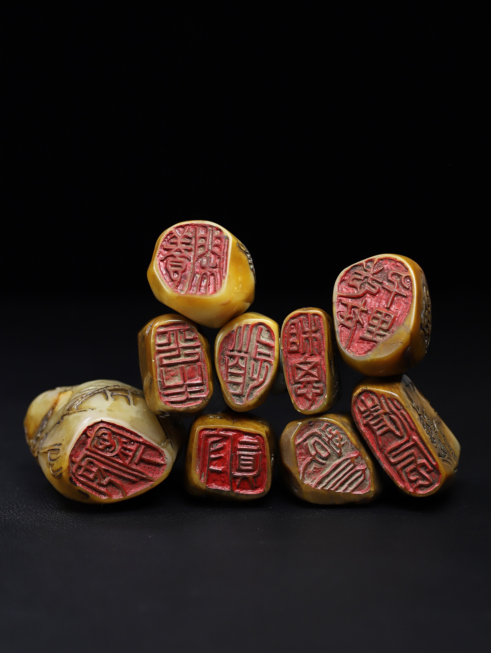 旧藏珍品布盒装纯手工雕刻寿山石印章.9个随形山水人物