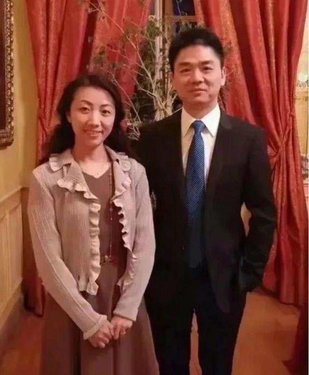 年轻的刘强东帅气逼人,知性美的龚小京,别说两人还挺般配的.