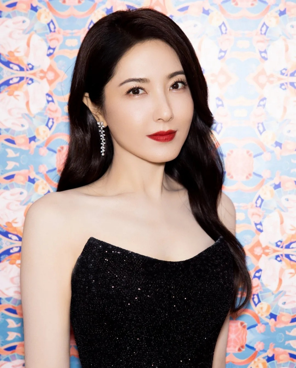 被誉为两百年一遇的美女曾黎,曾经是中戏九六级最美女孩,在路人视角下