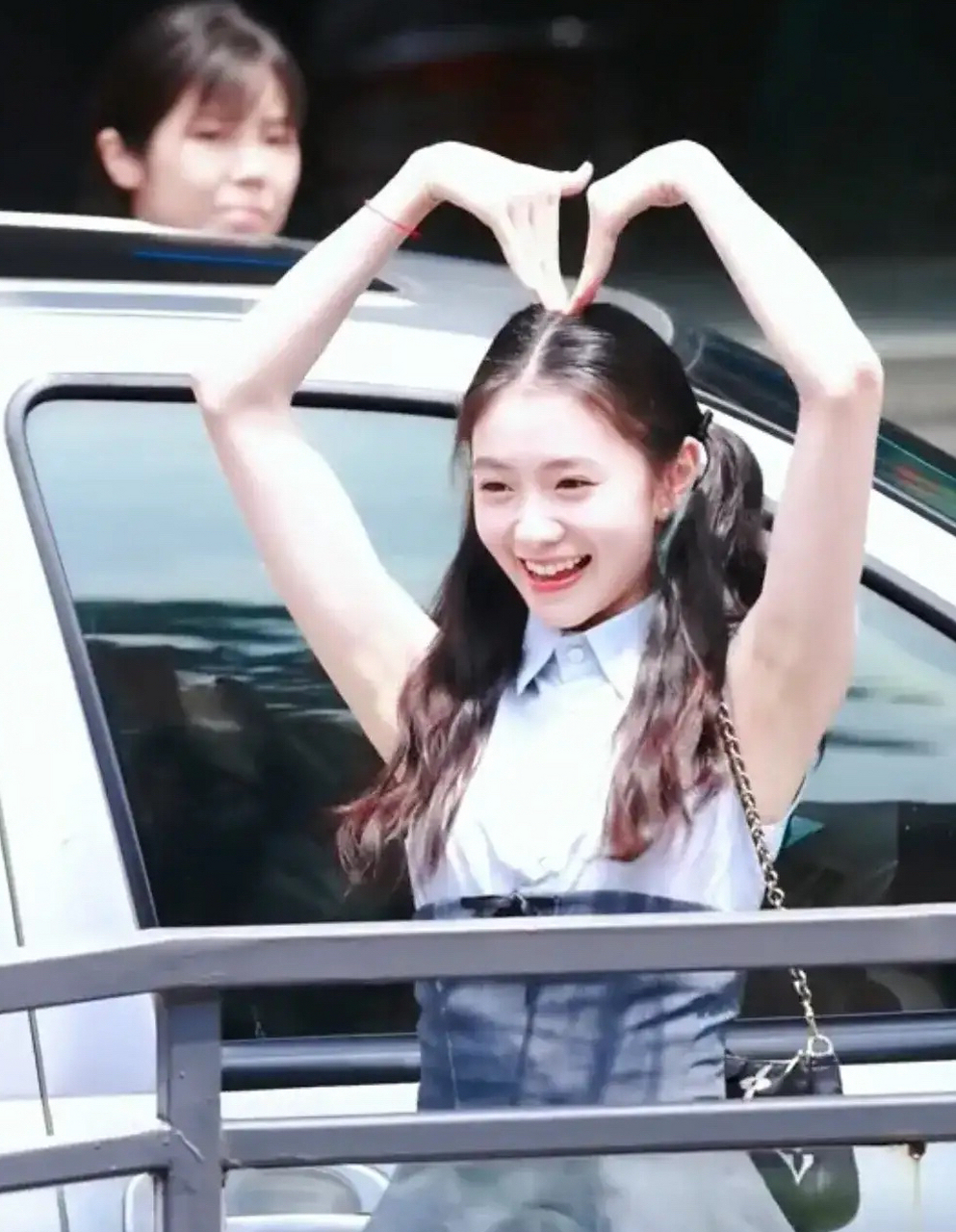 刘浩存长的很有辨识度,很自然,双马尾让我们想起了最纯真,朴实无华的