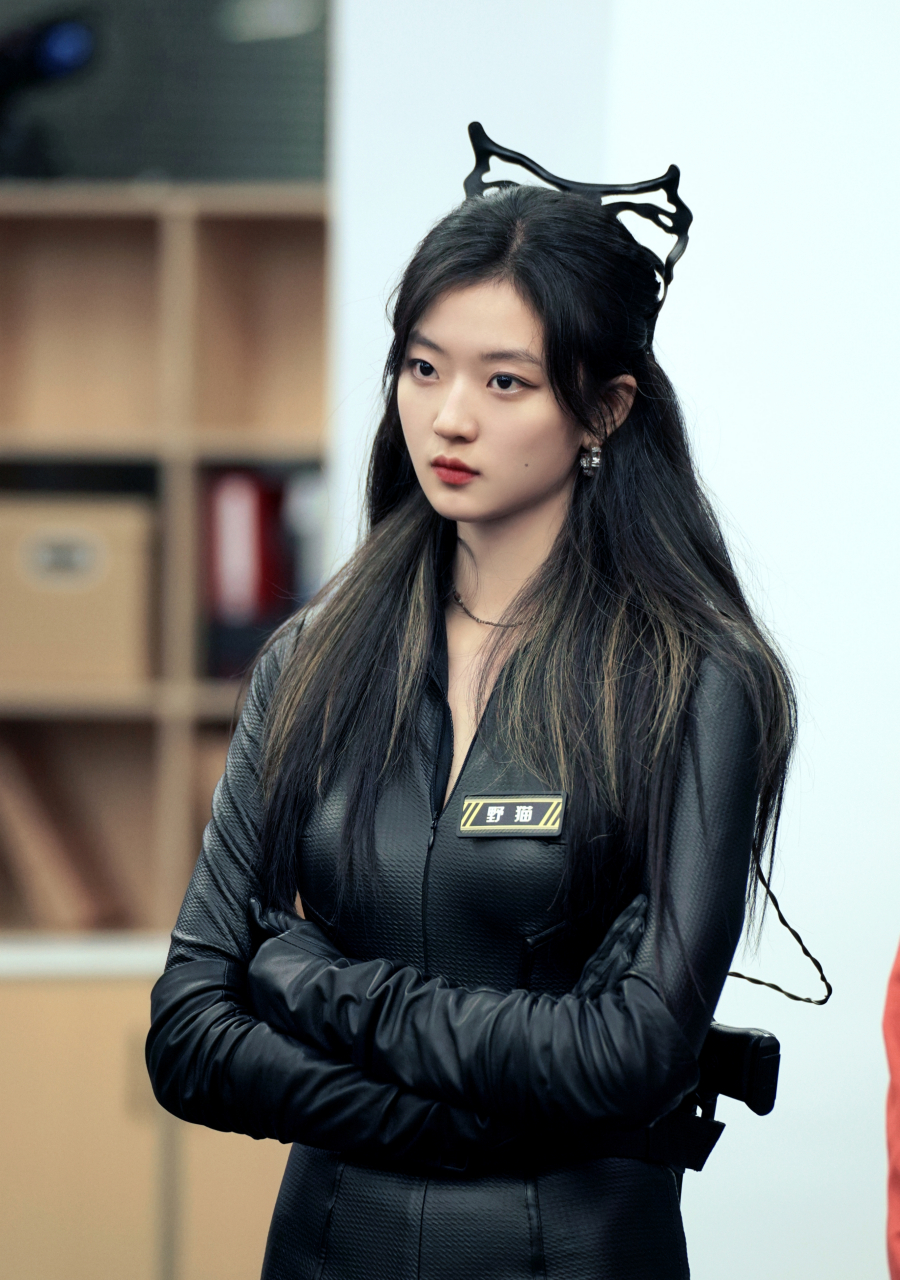 孙千一身黑色穿搭,配上长发,又酷又飒!