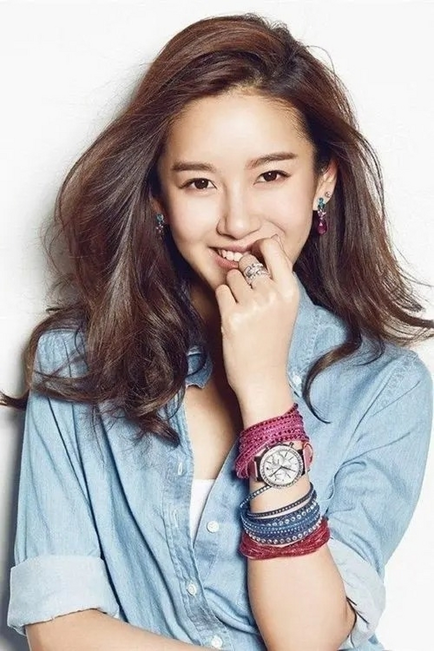 张子萱结婚8年了,还是不愿意光明正大秀恩爱,陈赫想合影,摆好pose了