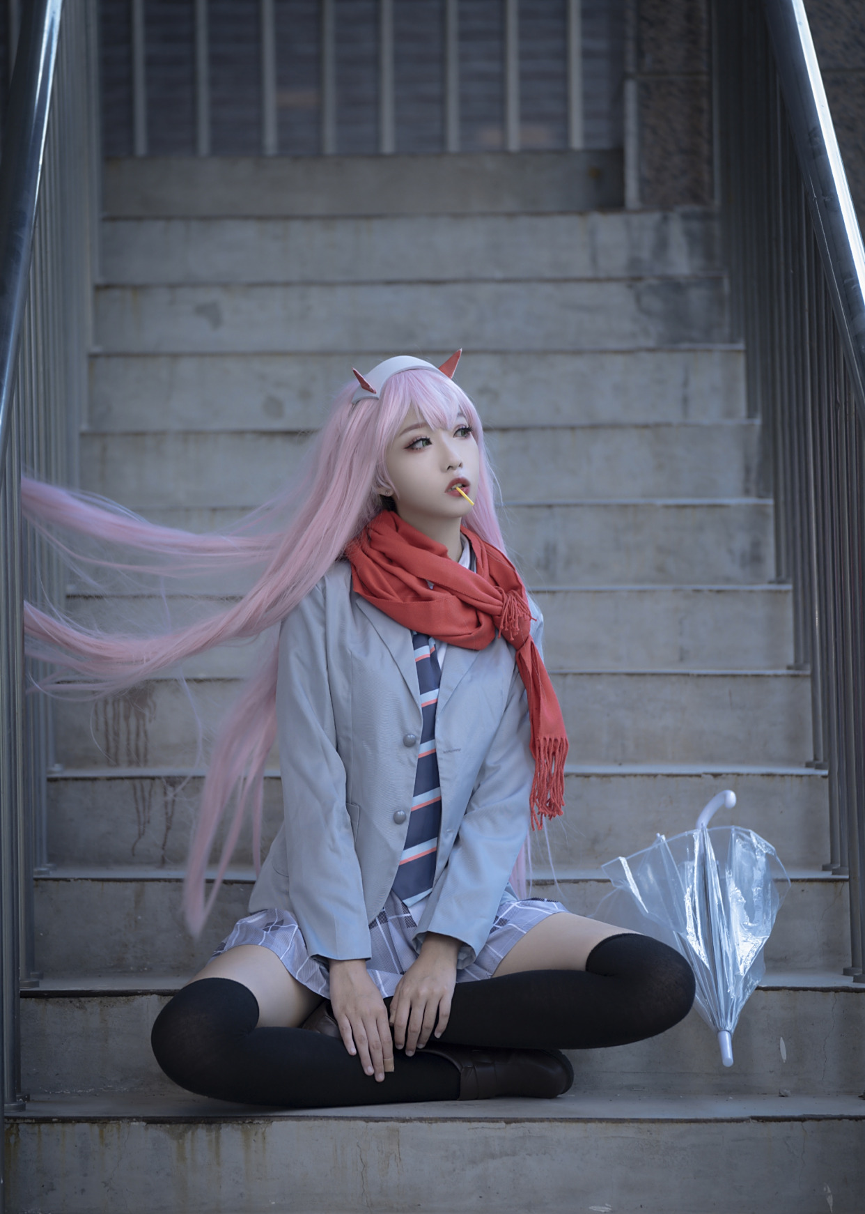 cosplay:这位02的腿也太圆且直了,感觉jk短裙和过膝黑袜要穿不下了.