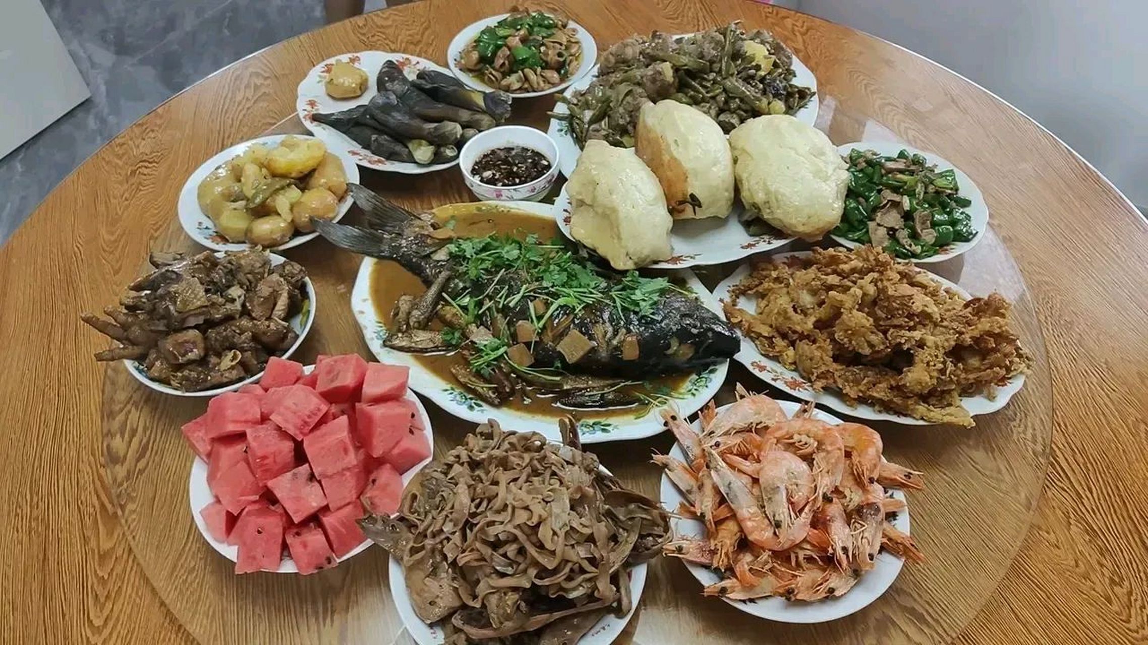 今天我家婆参加亲戚家的酒席去了,拍了一大桌的酒席