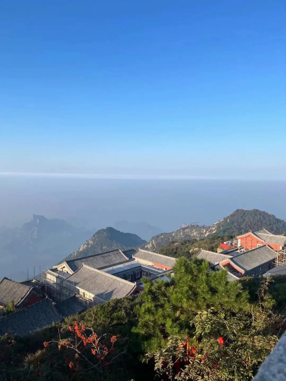 玉皇顶又名天柱峰,为泰山极顶,因上有玉皇殿而得名.