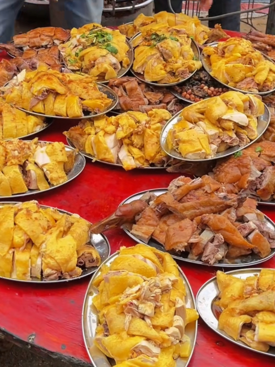 广西农村的酒席就是实在,不像城里,搞得花里胡俏却都吃不饱.